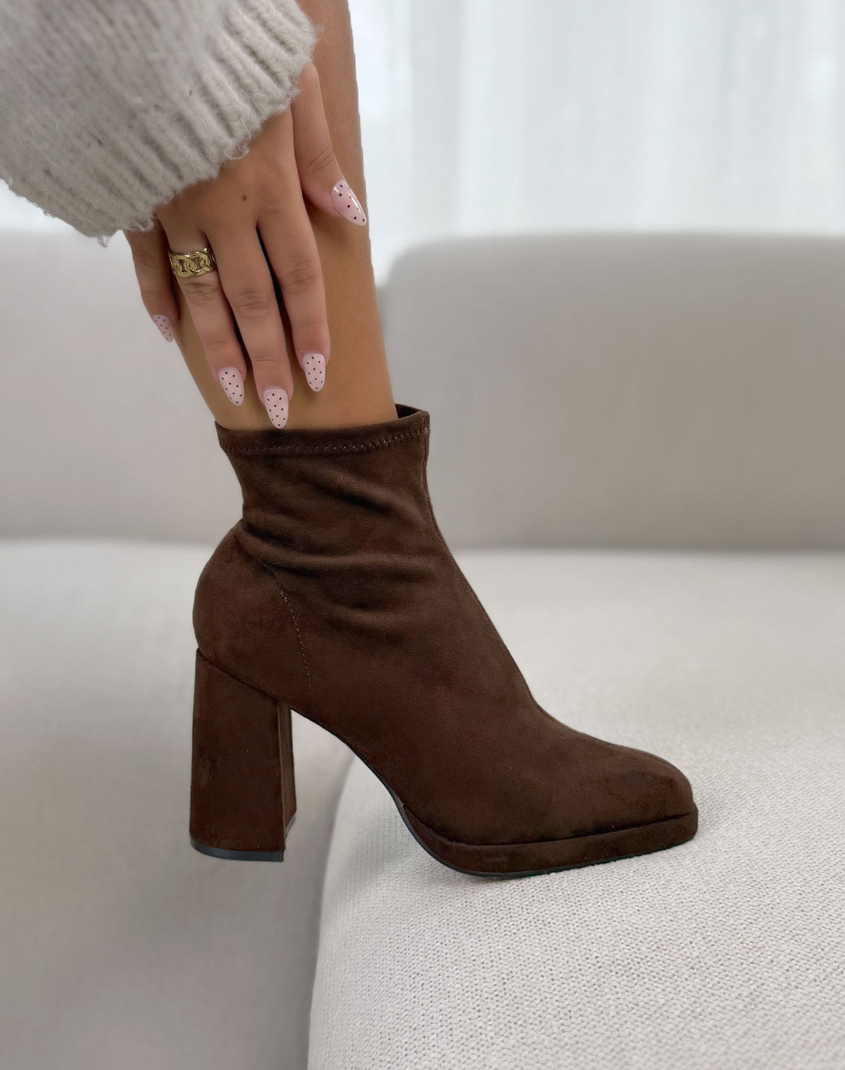 Bottines femme marron élégantes en suédine effet chaussette à talon haut épais