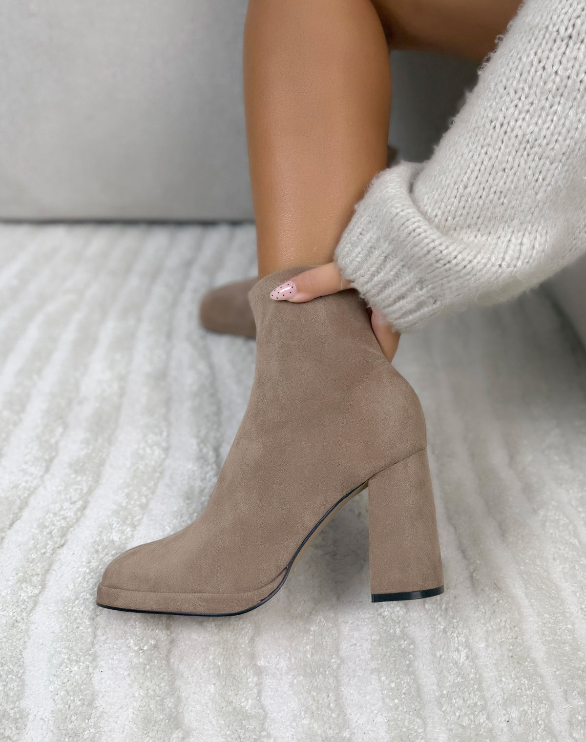 Bottines femme beige élégantes en suédine effet chaussette à talon haut épais