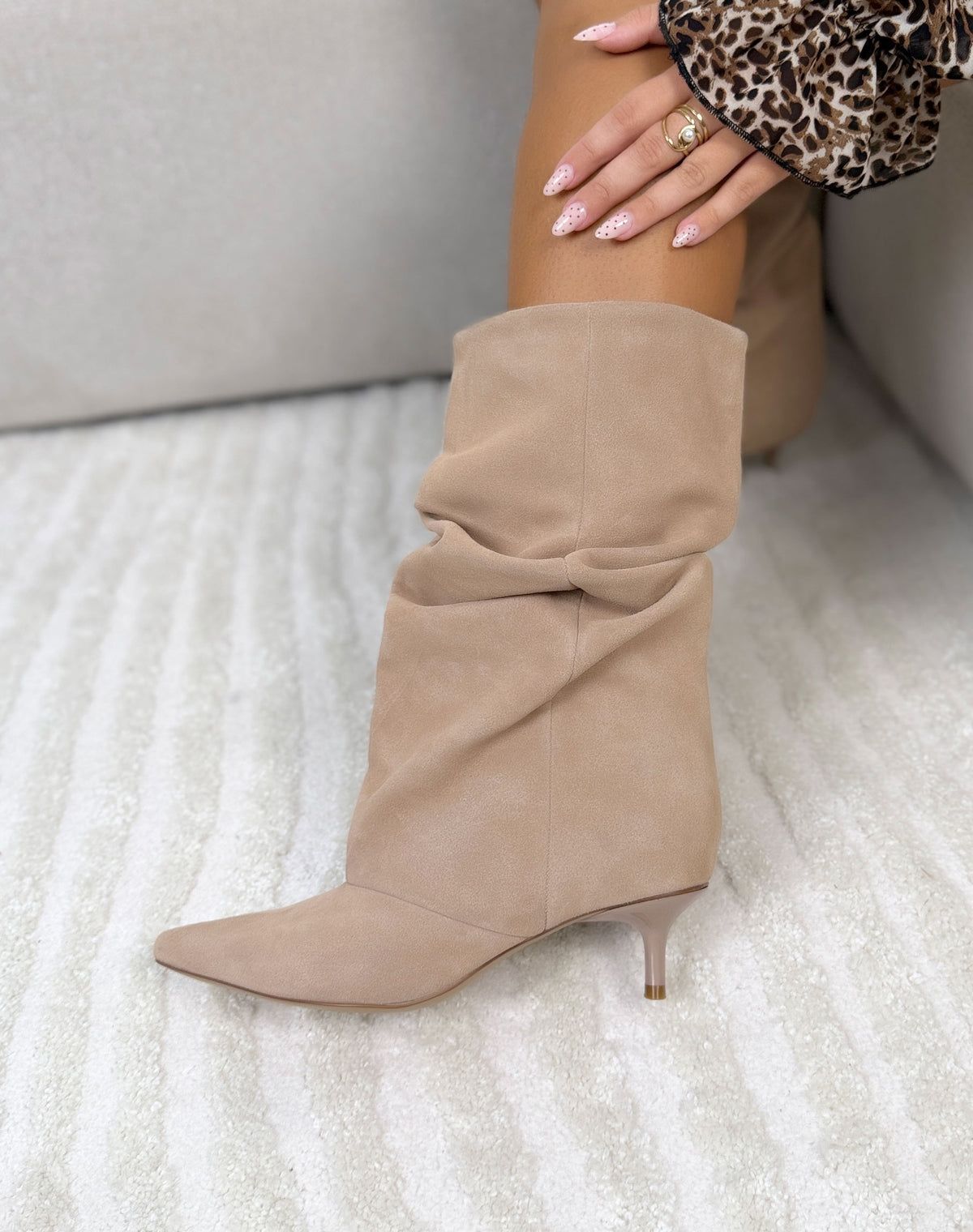 Bottines femme beige élégantes à tige retroussée et petit talon aiguille