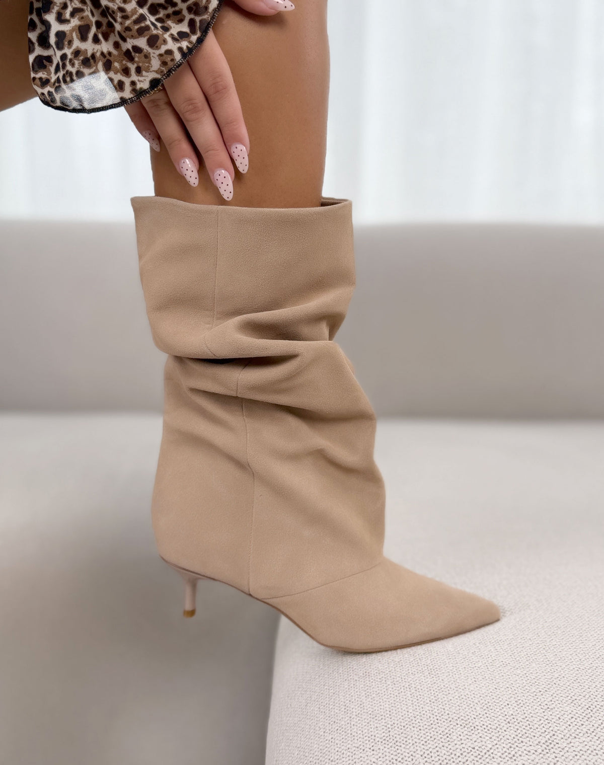 Bottines femme beige élégantes à tige retroussée et petit talon aiguille
