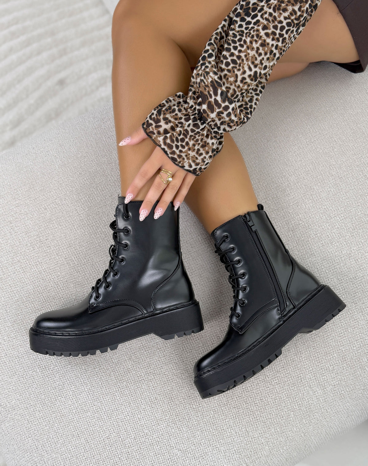 Bottines femme noires tendance à lacets et plateforme épaisse crantée