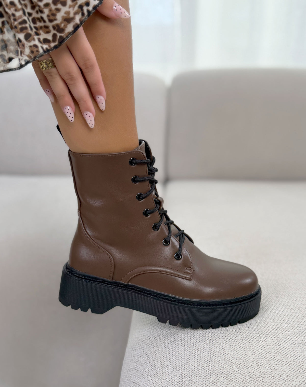 Bottines femme marron tendance à lacets et plateforme noire épaisse