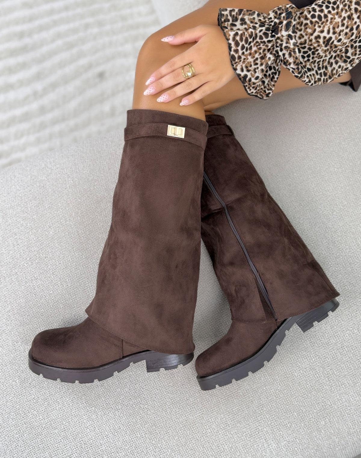 Bottes femme marron tendance en suédine à revers avec bijou doré et semelle crantée