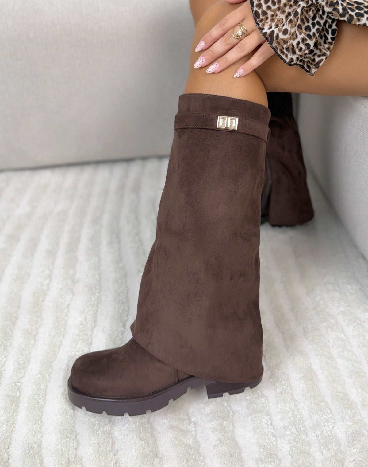Bottes femme marron tendance en suédine à revers avec bijou doré et semelle crantée