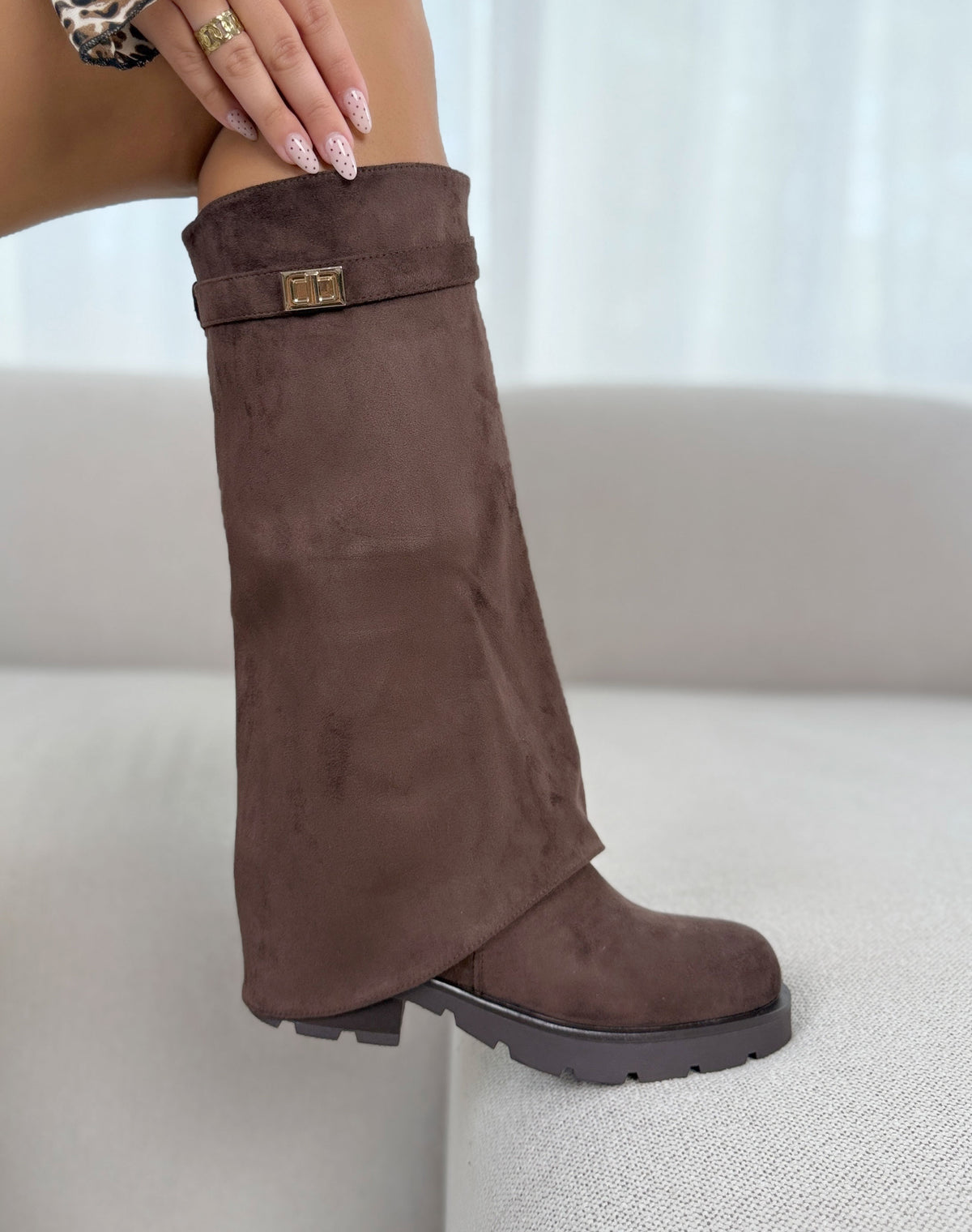 Bottes femme marron tendance en suédine à revers avec bijou doré et semelle crantée
