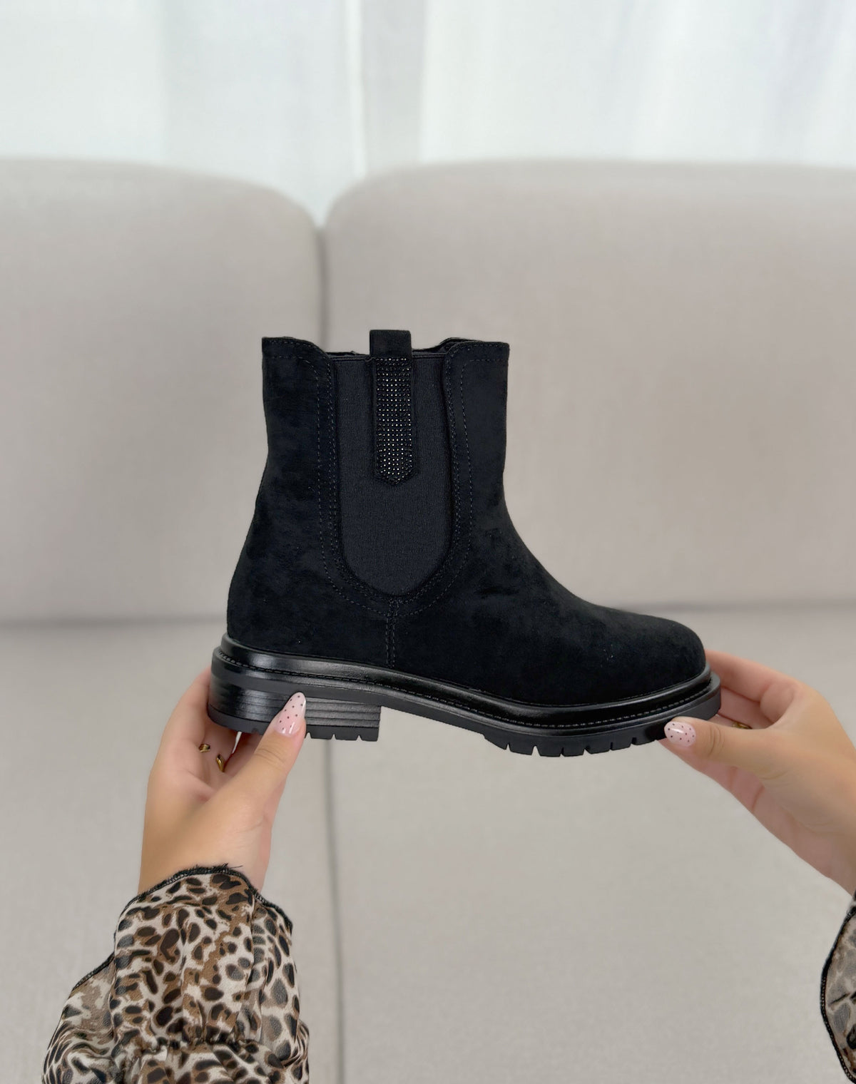 Bottines femme noires tendance style Chelsea en suédine à détail pailleté