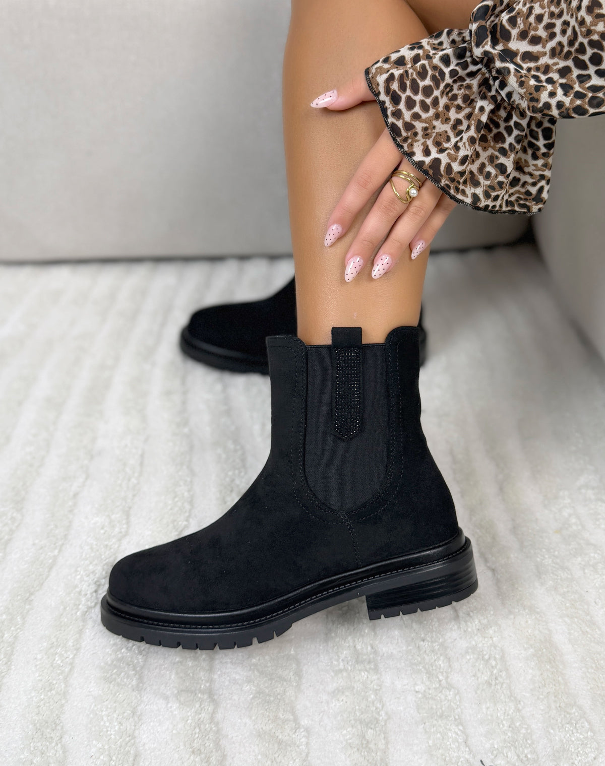 Bottines femme noires tendance style Chelsea en suédine à détail pailleté
