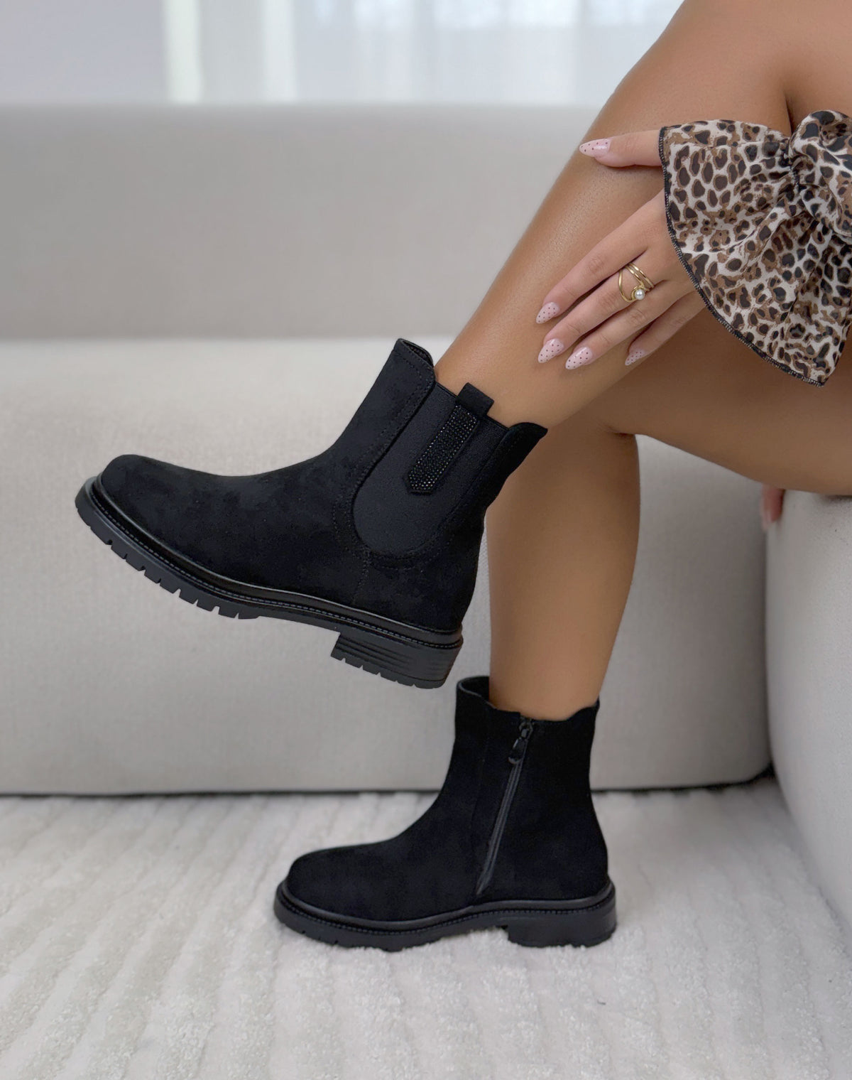 Bottines femme noires tendance style Chelsea en suédine à détail pailleté