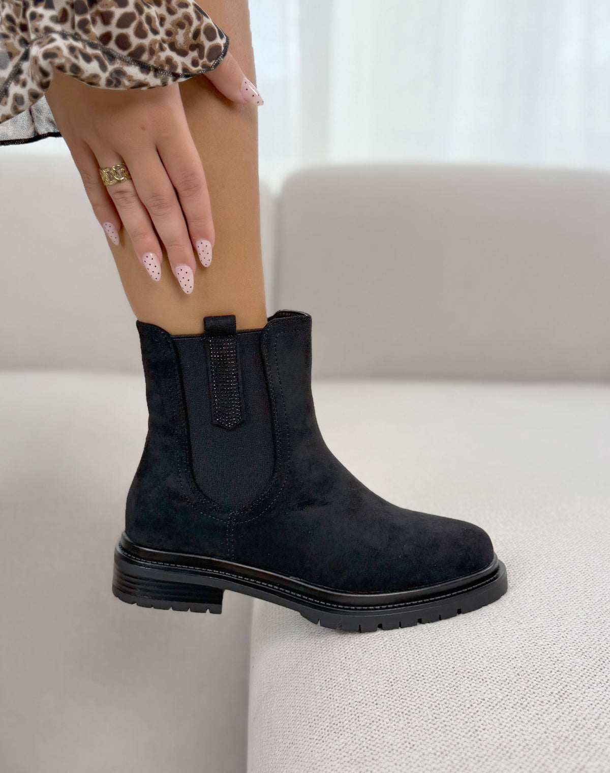 Bottines femme noires tendance style Chelsea en suédine à détail pailleté