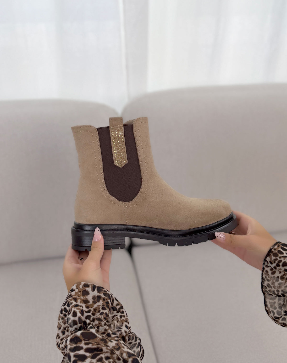 Bottines femme beige tendance style Chelsea en suédine à détail pailleté