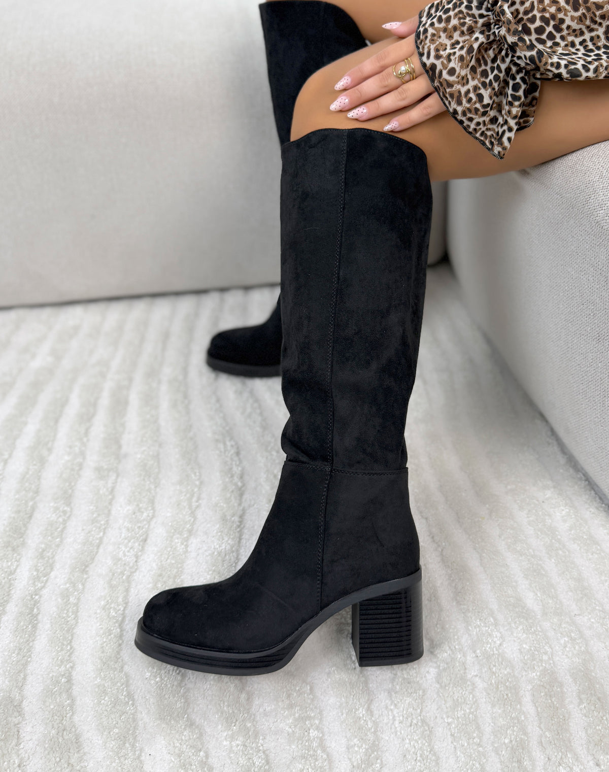 Bottes femme noires élégantes en suédine à talon carré épais