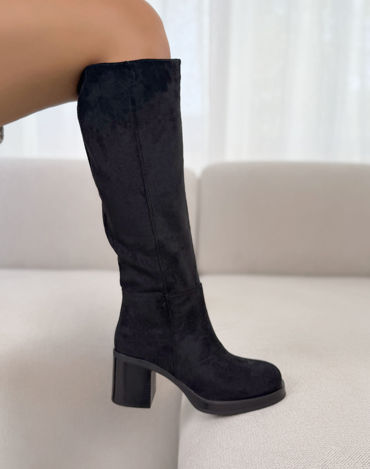 Bottes femme noires élégantes en suédine à talon carré épais