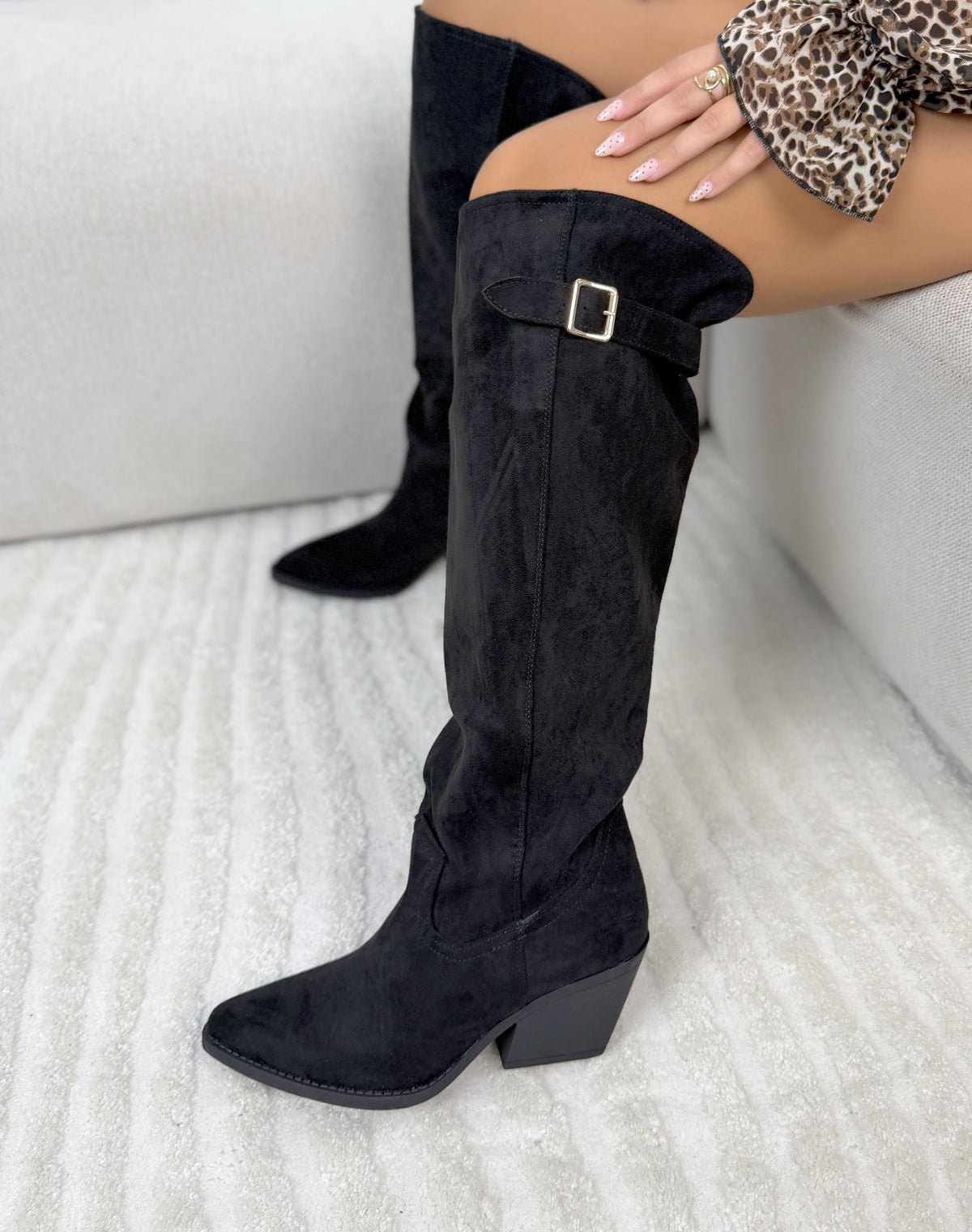 Bottes femme noires tendance en suédine à boucle dorée et talon biseauté