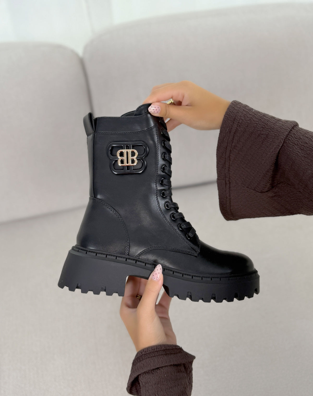 Bottines femme noires tendance à lacets avec bijou doré et semelle crantée
