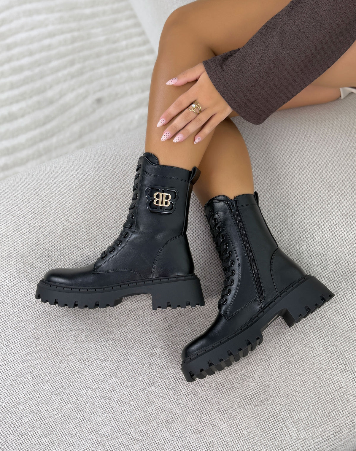 Bottines femme noires tendance à lacets avec bijou doré et semelle crantée