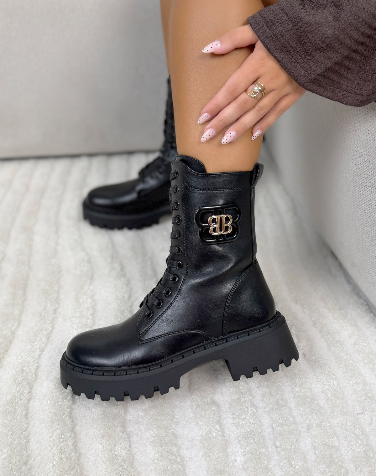 Bottines femme noires tendance à lacets avec bijou doré et semelle crantée