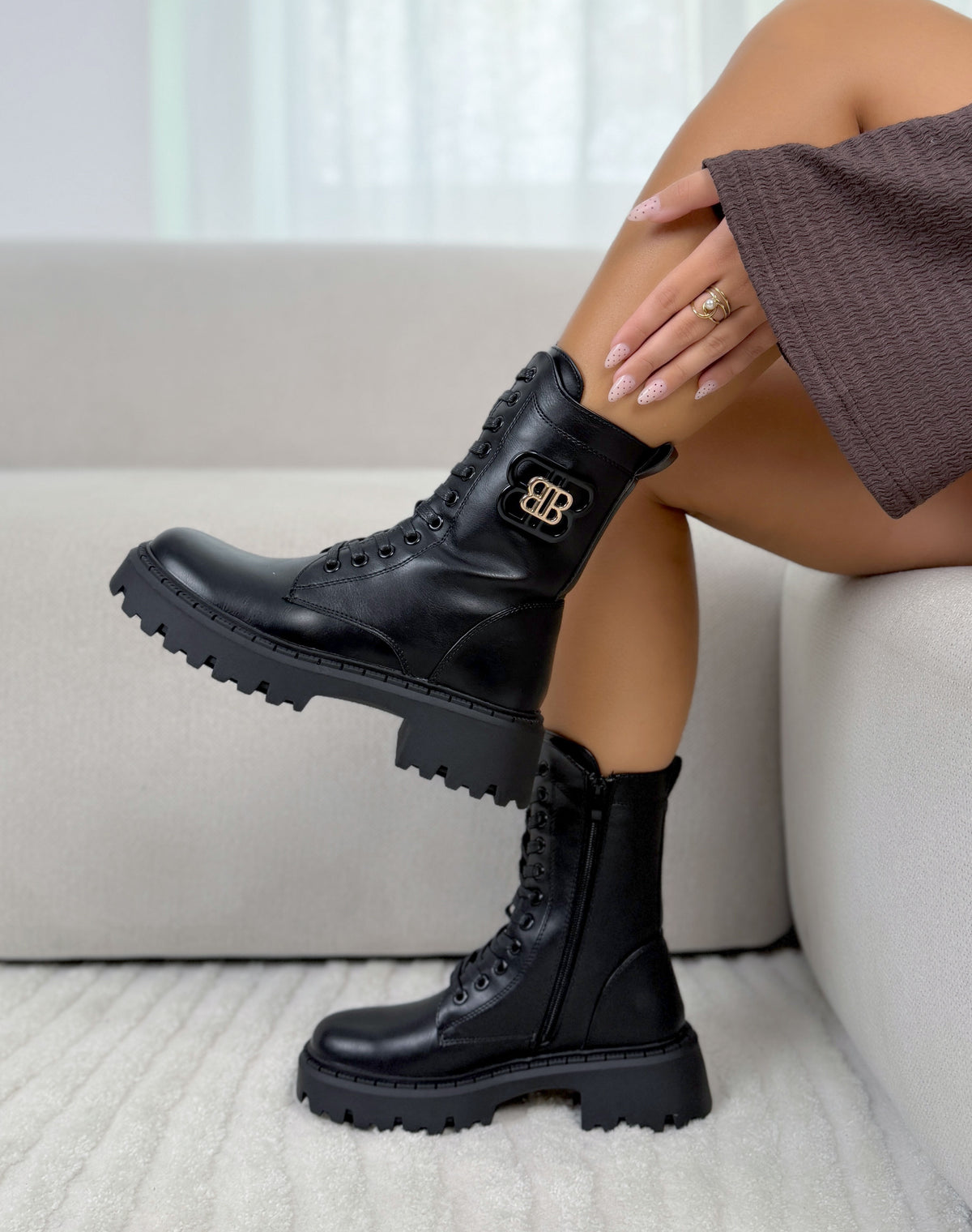 Bottines femme noires tendance à lacets avec bijou doré et semelle crantée