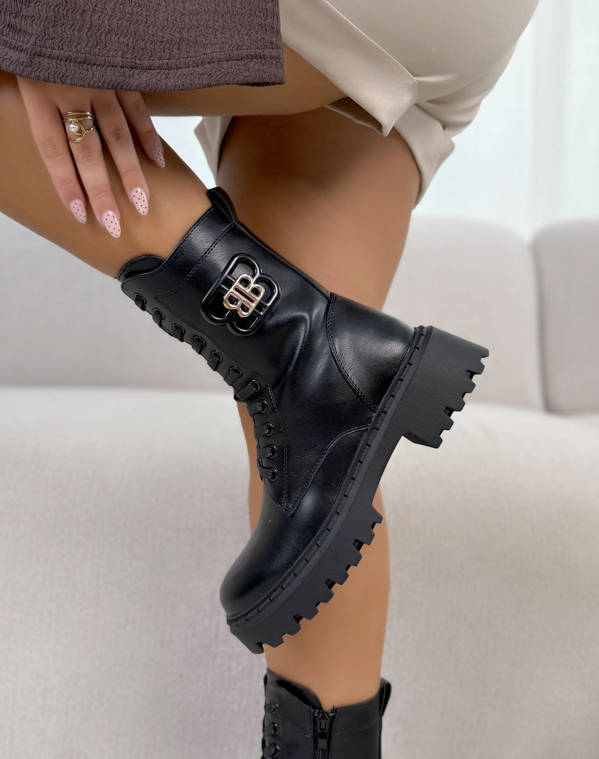 Bottines femme noires tendance à lacets avec bijou doré et semelle crantée