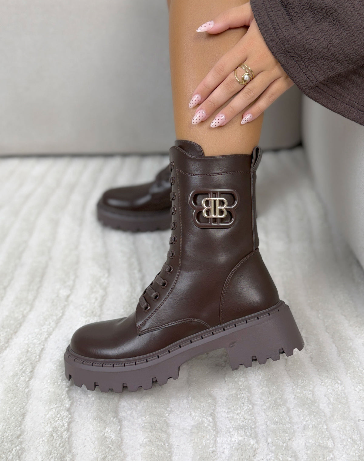 Bottines femme marron tendance à lacets avec bijou doré et semelle crantée