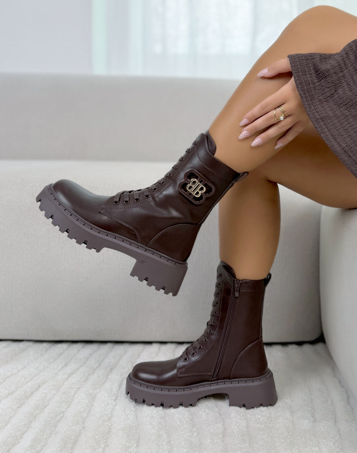 Bottines femme marron tendance à lacets avec bijou doré et semelle crantée