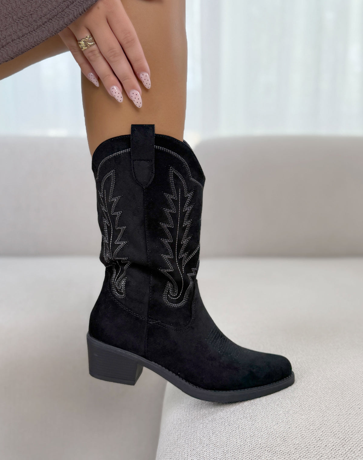 Bottines femme noires tendance style santiags à broderies et bout pointu