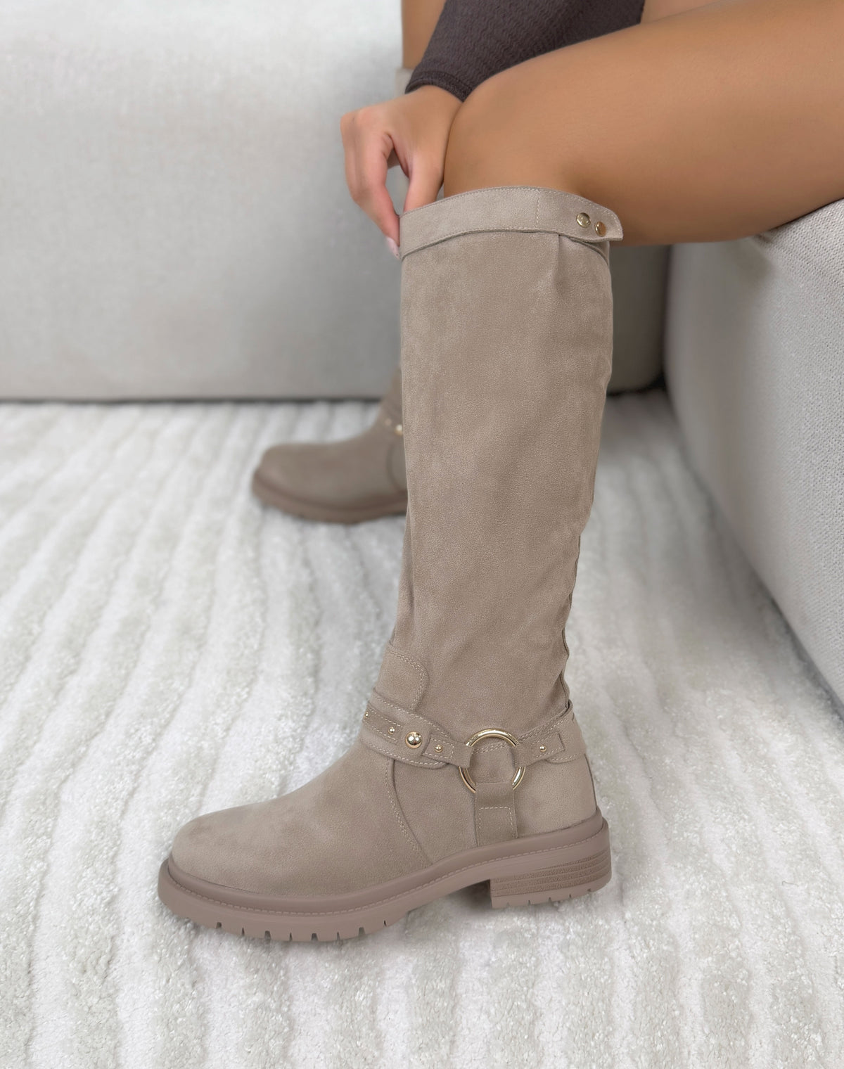 Bottes femme beige tendance en suédine à sangle dorée