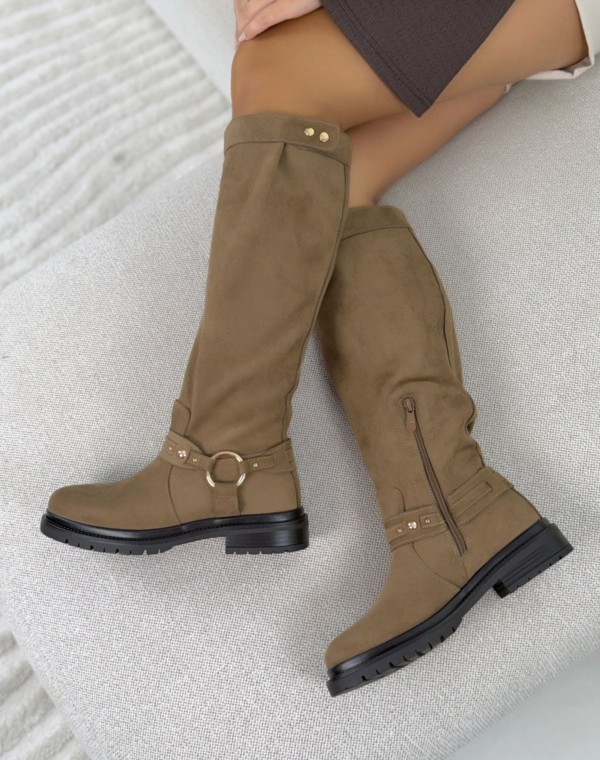 Bottes femme taupe tendance en suédine à sangle dorée