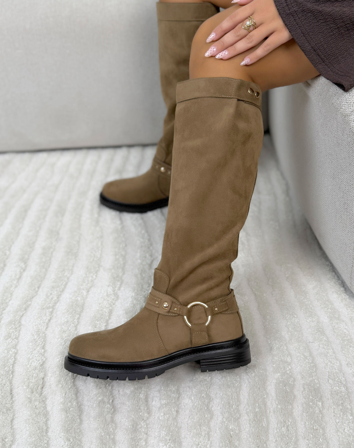 Bottes femme taupe tendance en suédine à sangle dorée