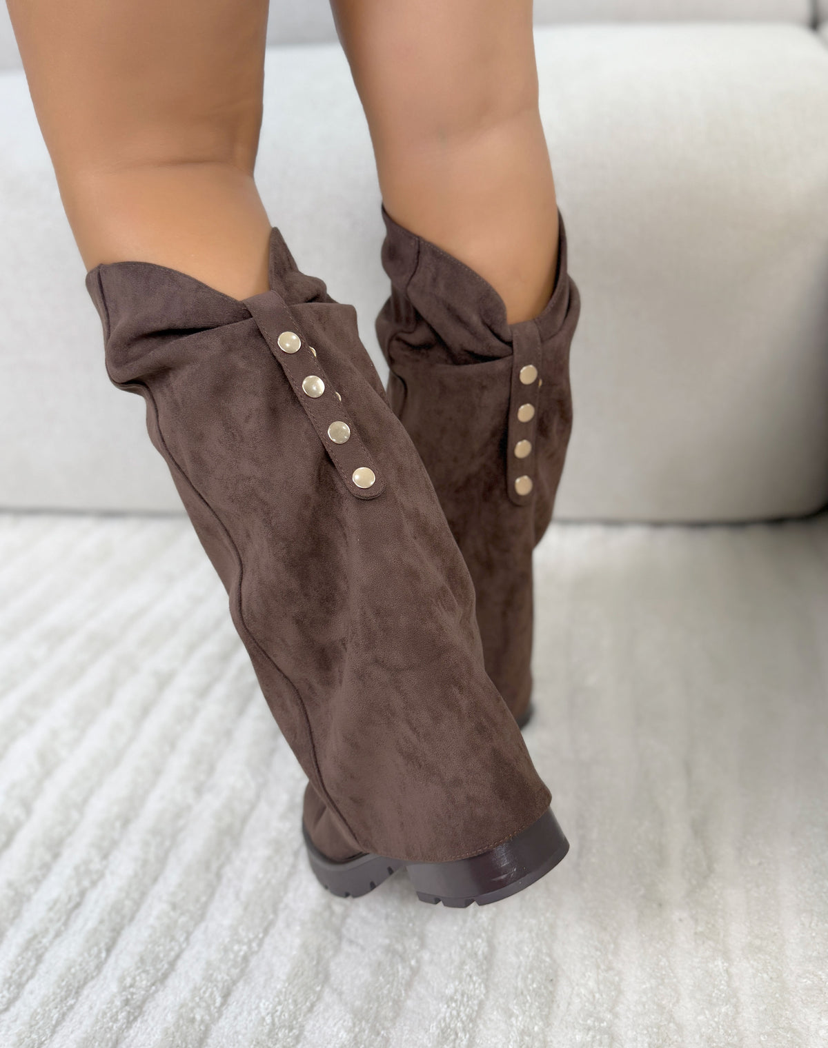 Bottes femme marron tendance en suédine à revers et semelle crantée