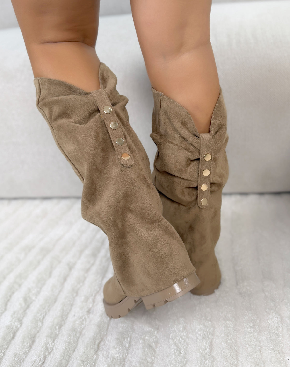 Bottes femme taupe tendance en suédine à revers et semelle crantée