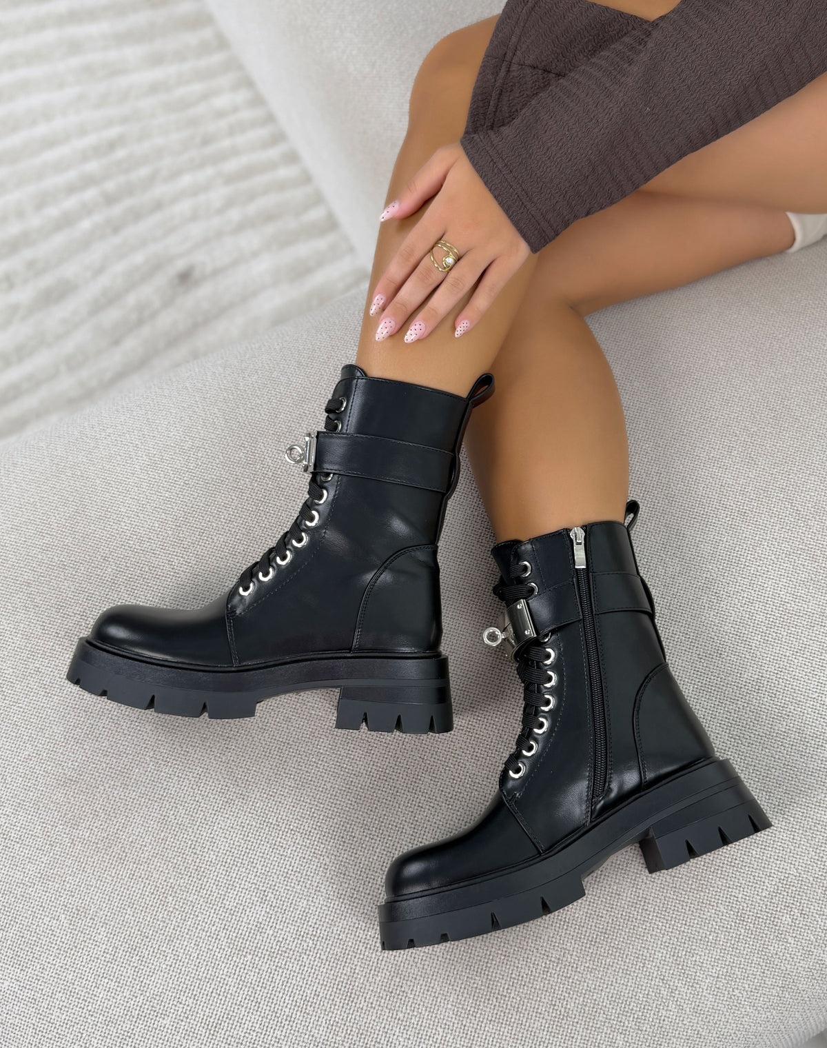 Bottines femme noires tendance à lacets avec sangles et semelle crantée