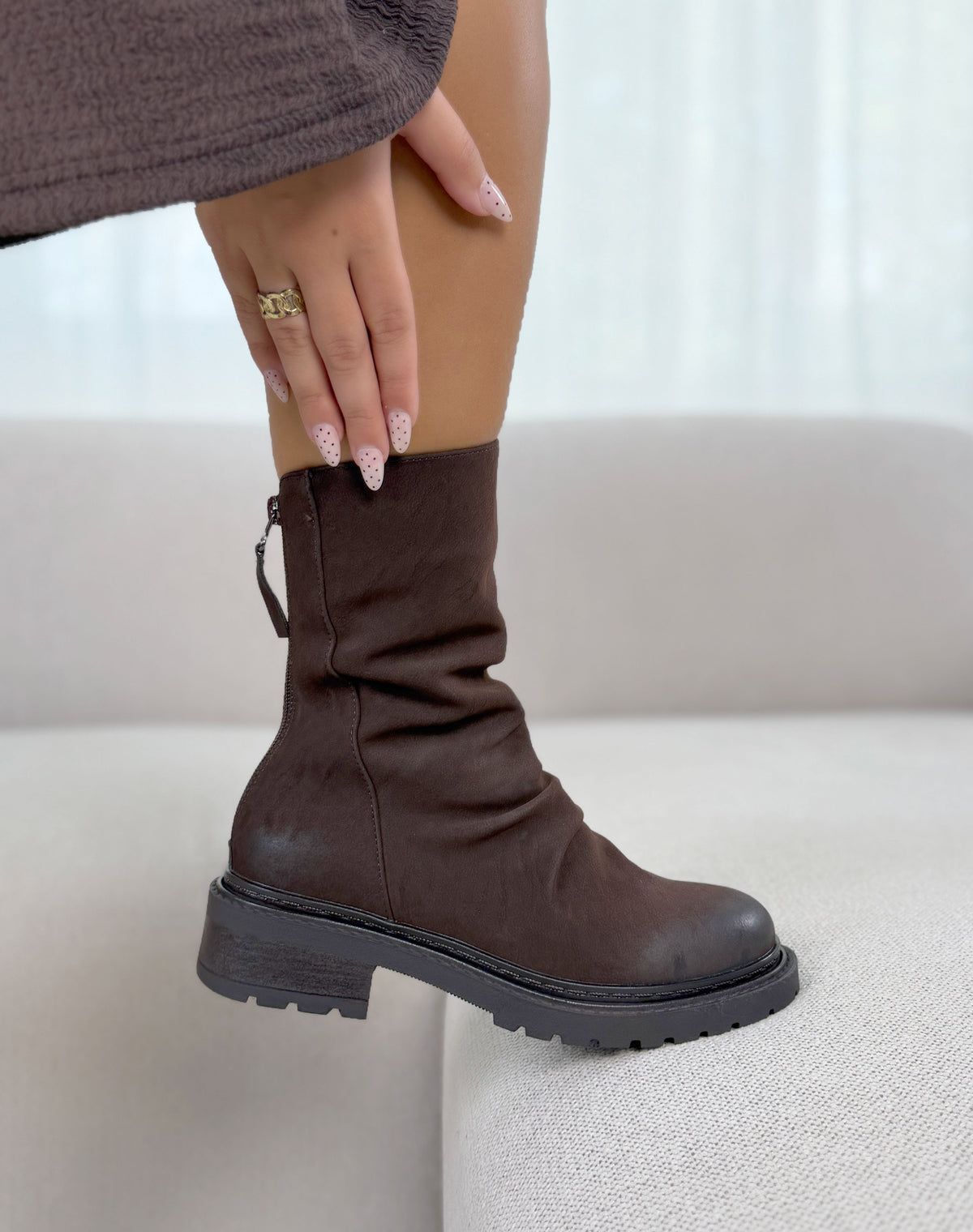 Bottes femme marron tendance effet vieilli avec zip arrière et semelle crantée