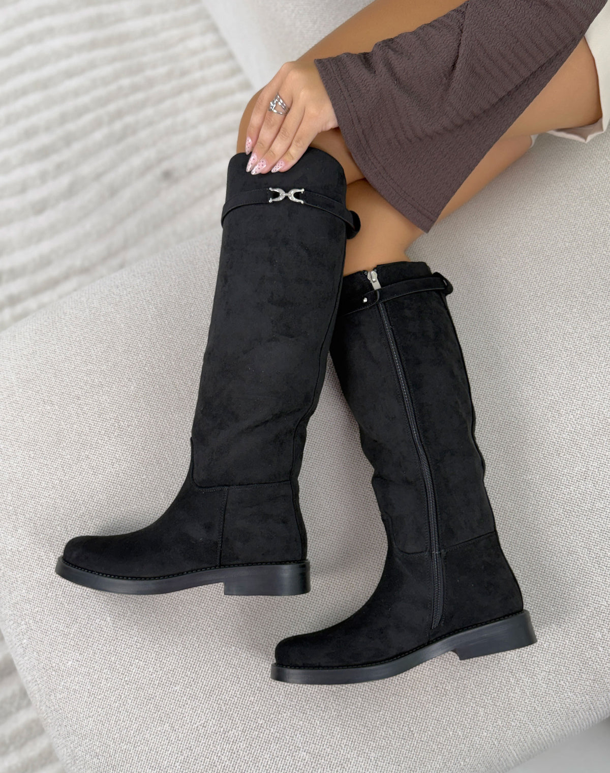 Bottes cavalières femme noires élégantes en suédine avec sangle argentée