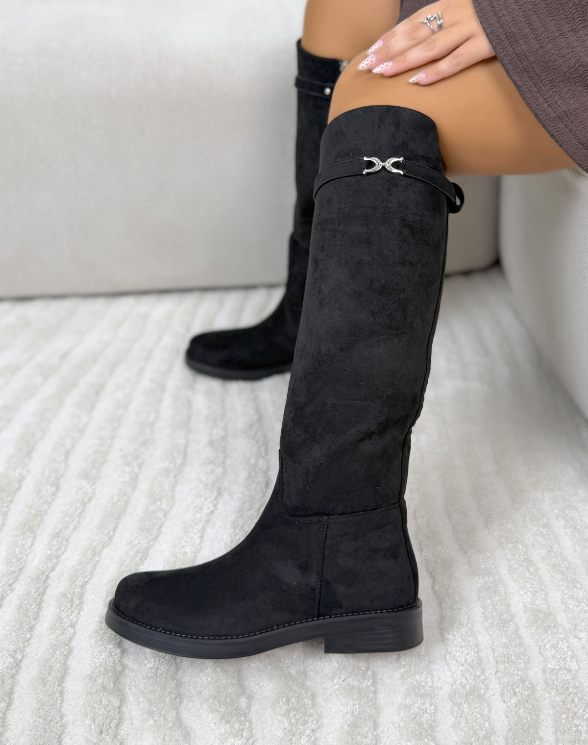Bottes cavalières femme noires élégantes en suédine avec sangle argentée