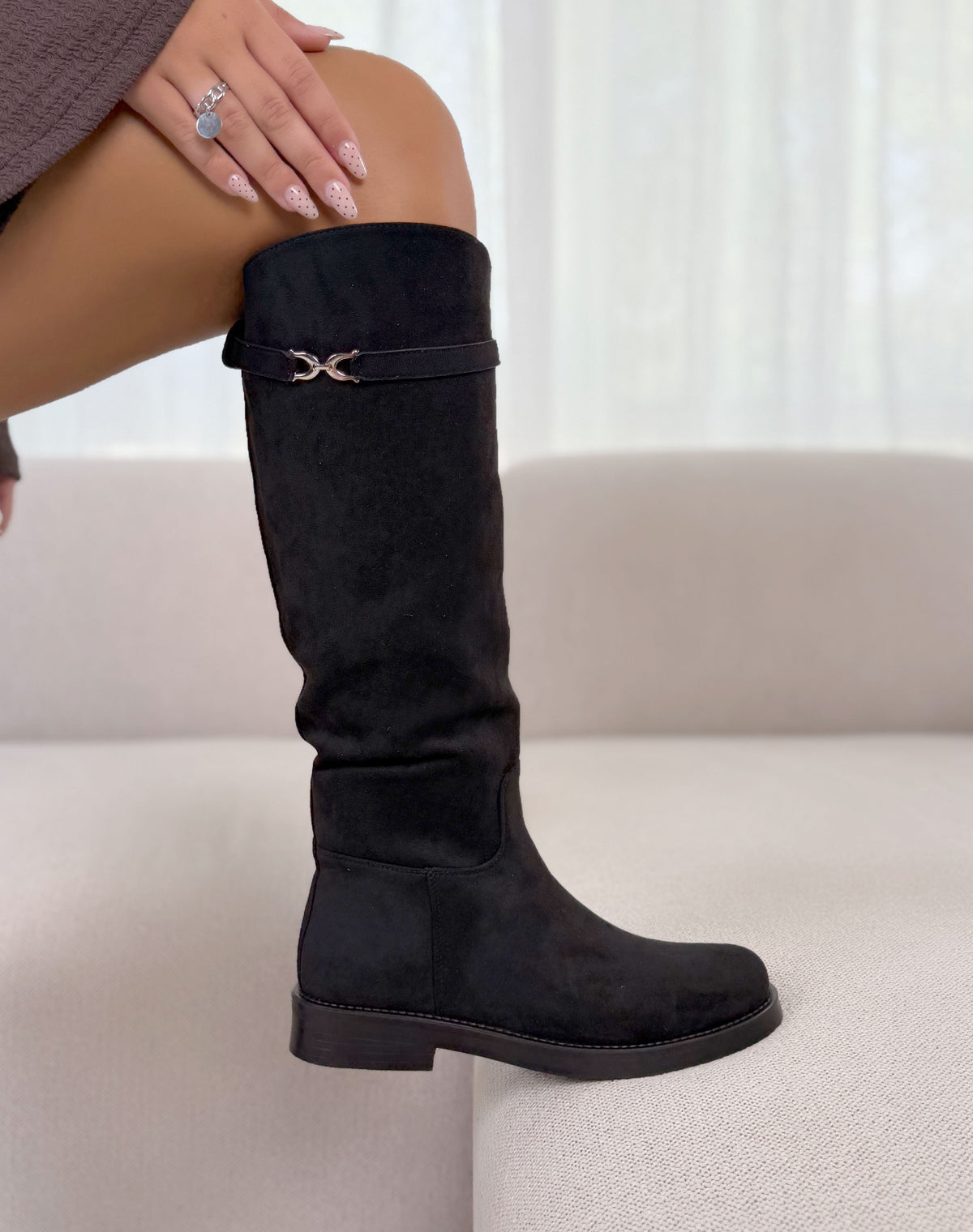 Bottes cavalières femme noires élégantes en suédine avec sangle argentée