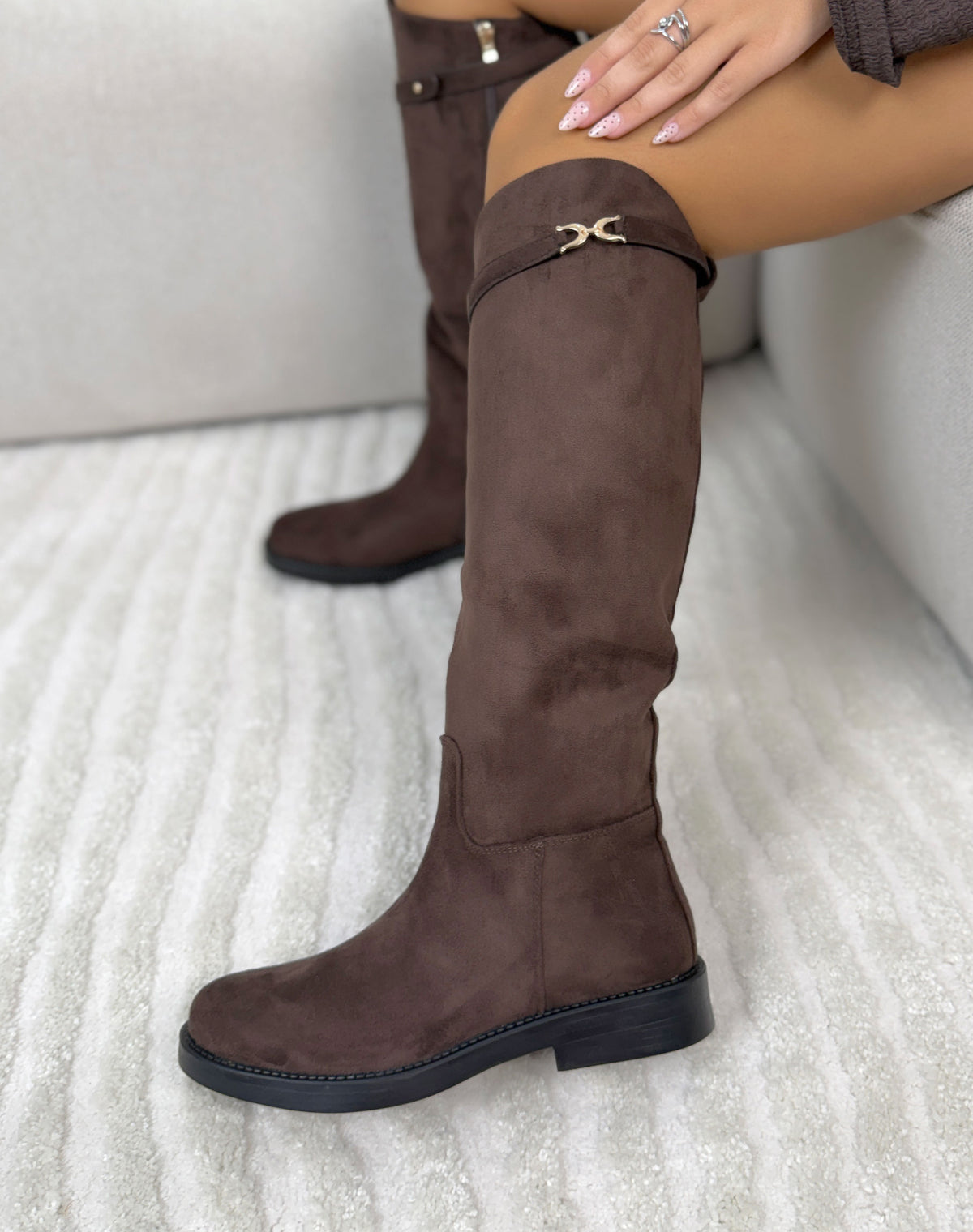 Bottes cavalières femme marron élégantes en suédine avec sangle argentée