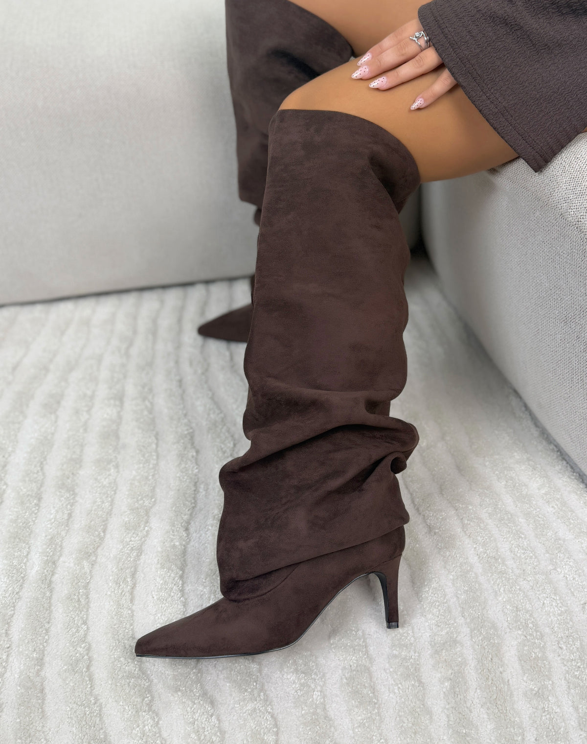 Cuissardes femme marron tendance en suédine à tige large et talon aiguille