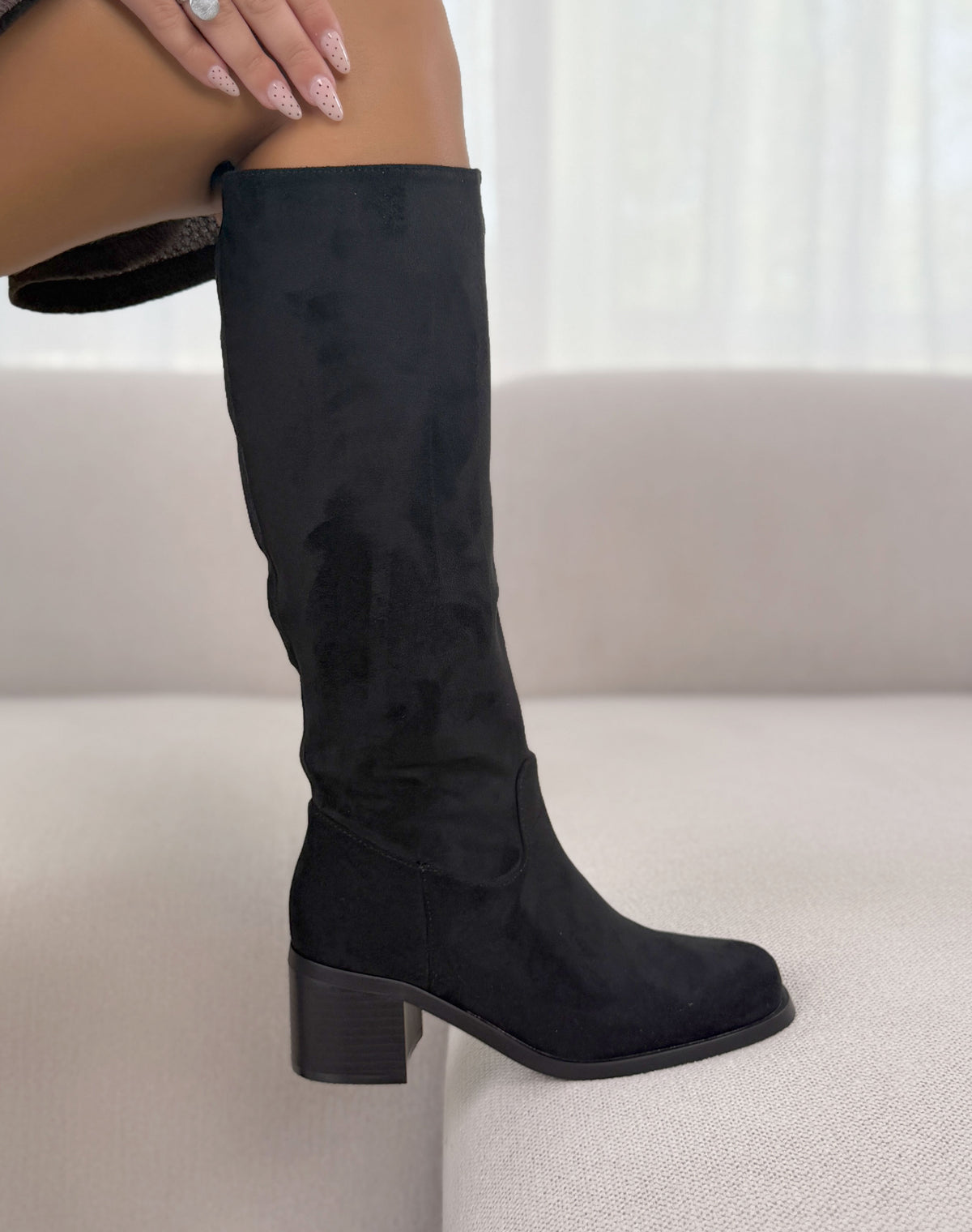 Bottes femme noires élégantes en suédine à talon épais moyen