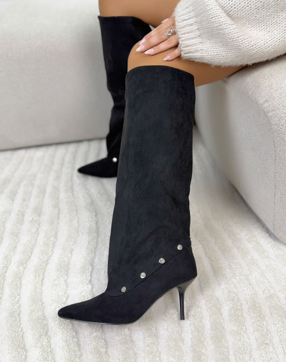 Bottes femme noires élégantes en suédine à talon aiguille et détails argentés