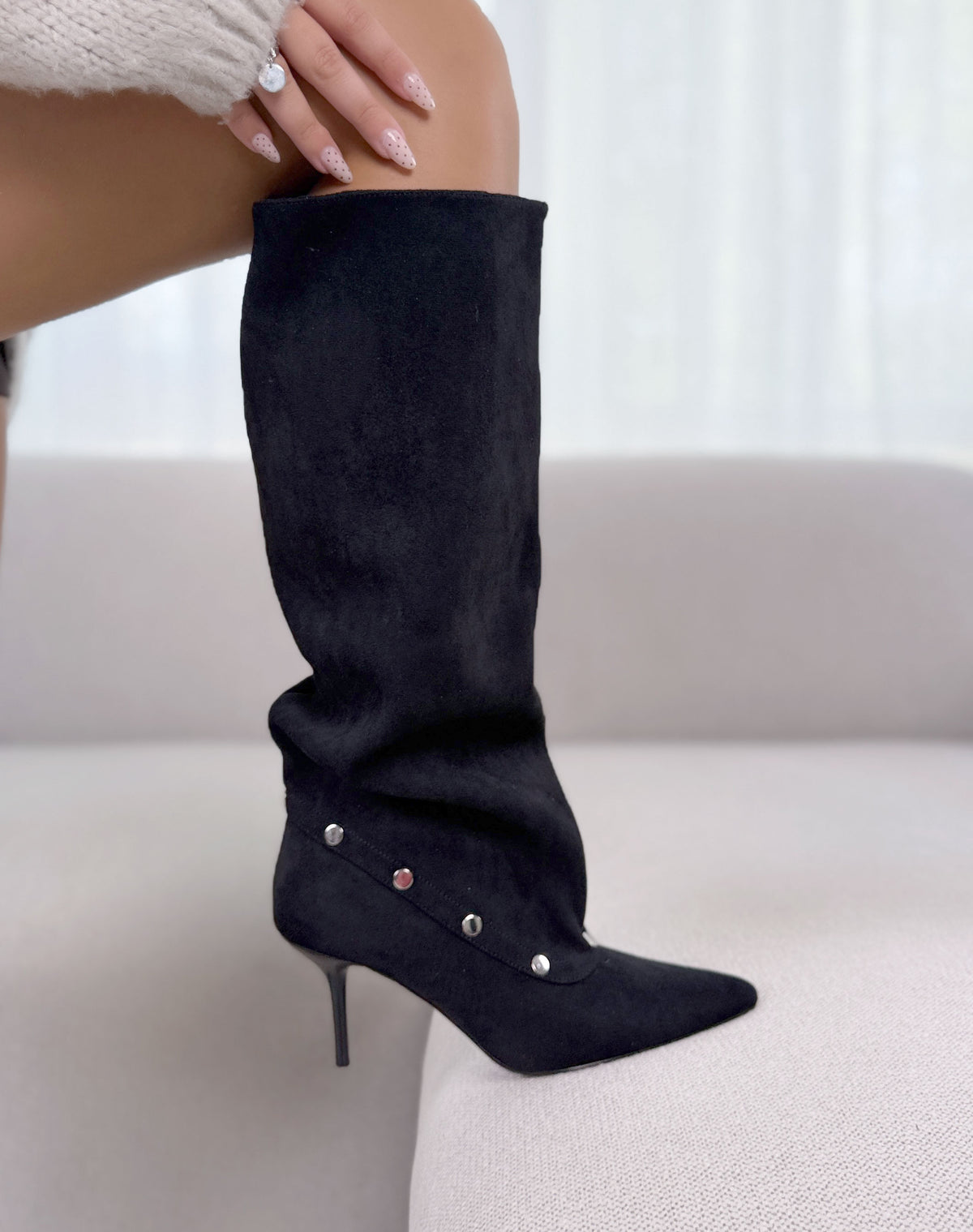 Bottes femme noires élégantes en suédine à talon aiguille et détails argentés