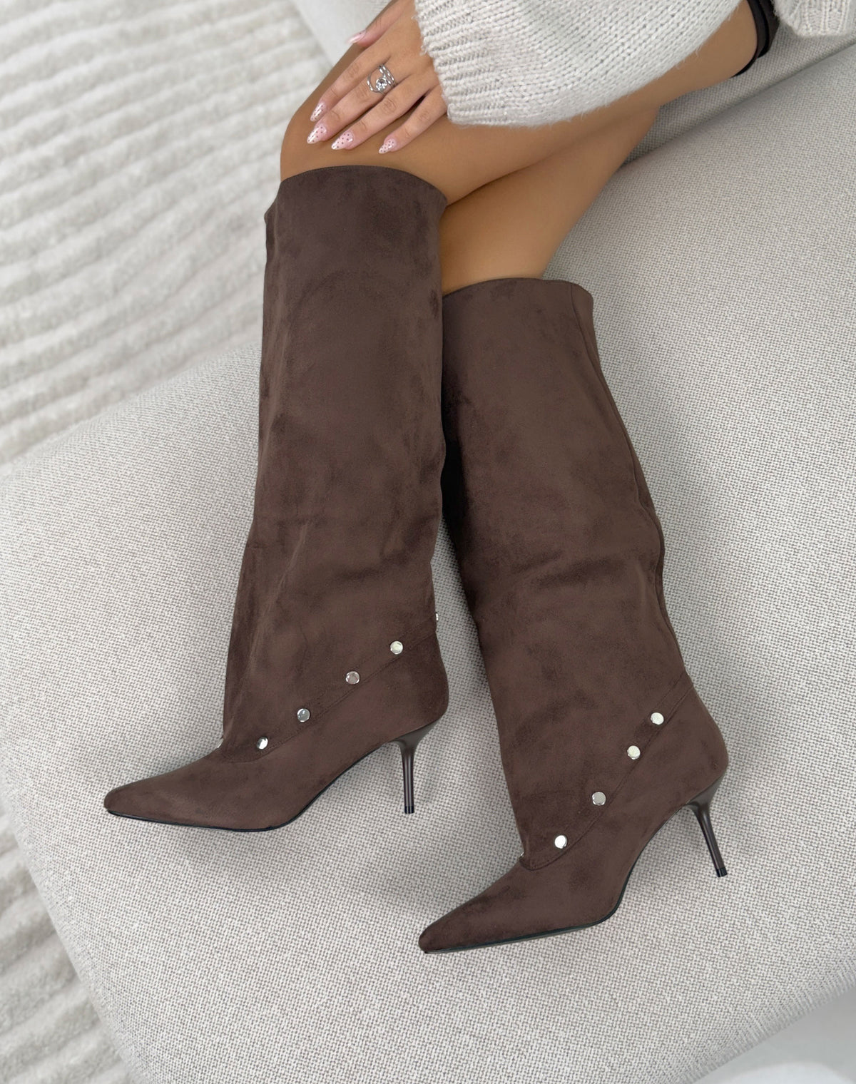 Bottes femme marron élégantes en suédine à talon aiguille et boutons argentés
