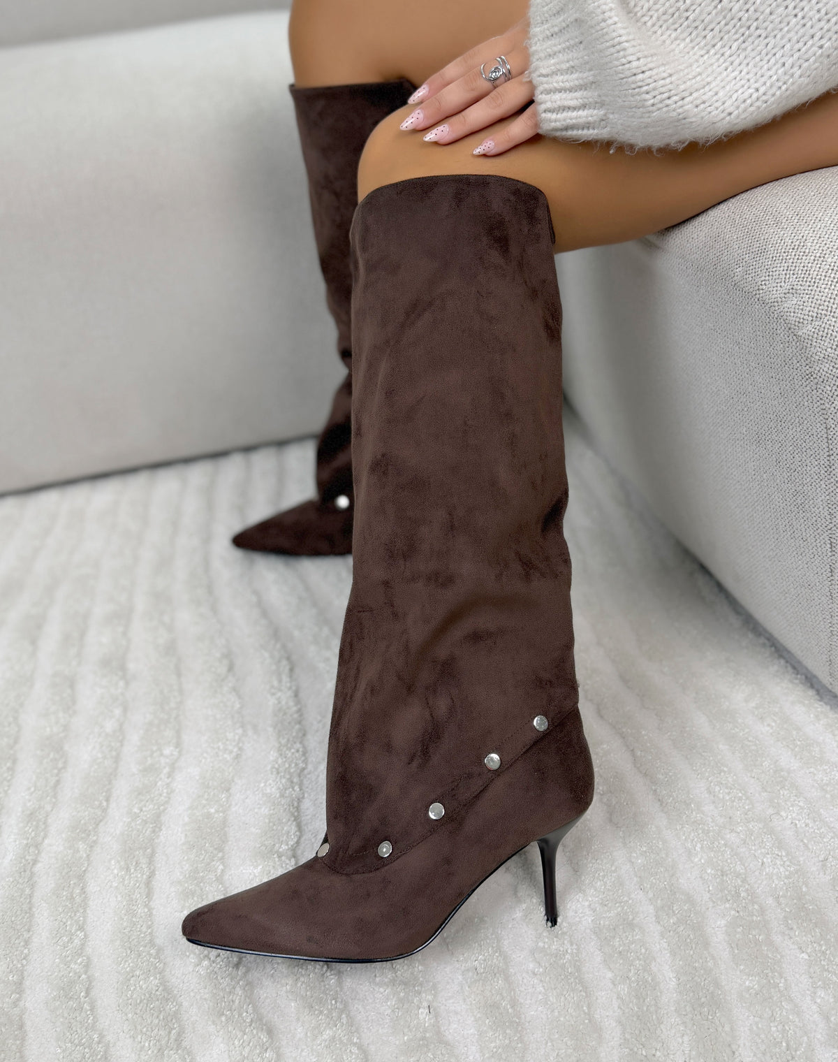 Bottes femme marron élégantes en suédine à talon aiguille et boutons argentés