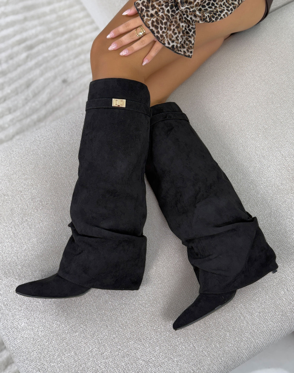 Bottes femme noires élégantes en suédine à revers et détail doré