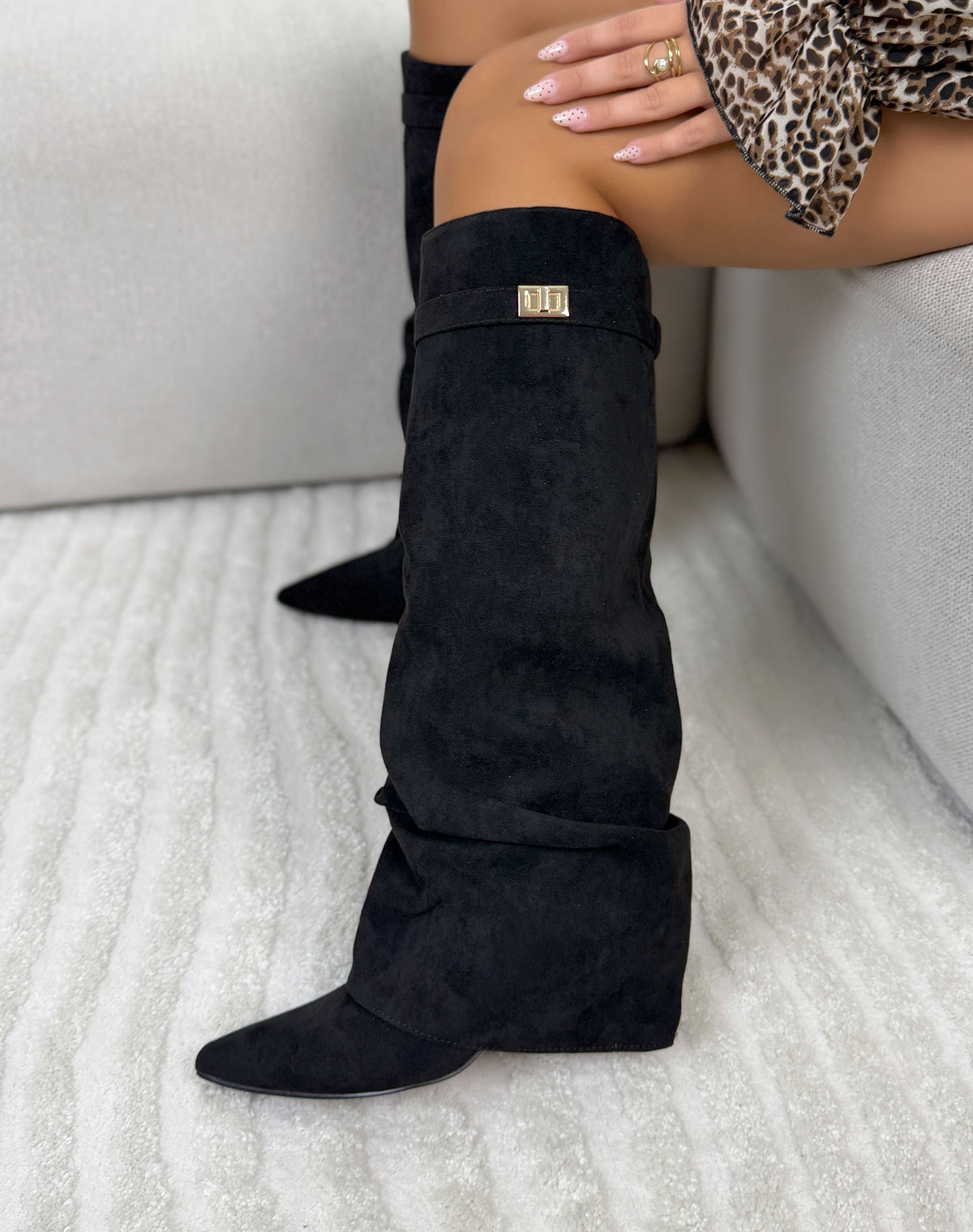 Bottes femme noires élégantes en suédine à revers et détail doré