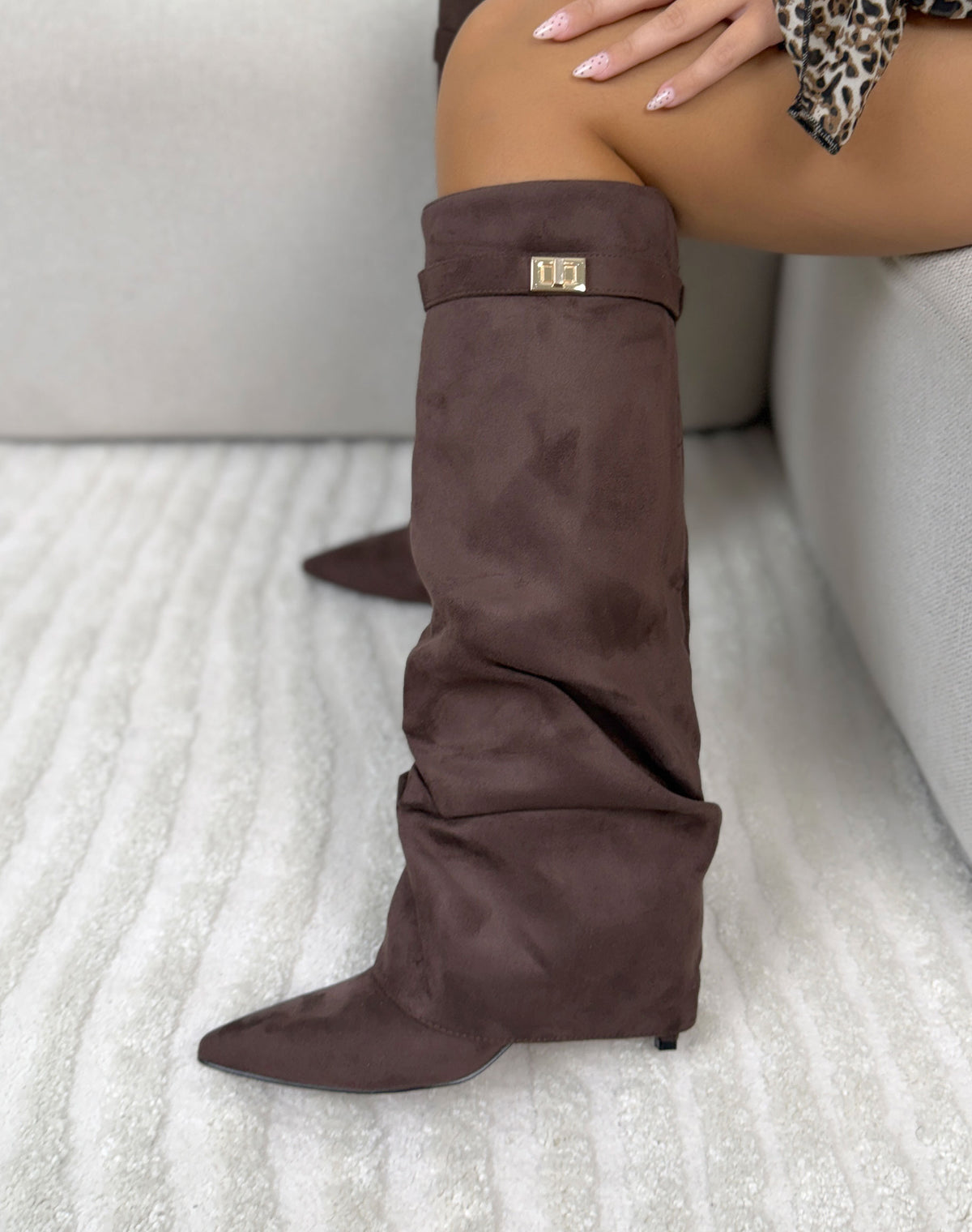 Bottes femme marron élégantes en suédine à revers et détail doré