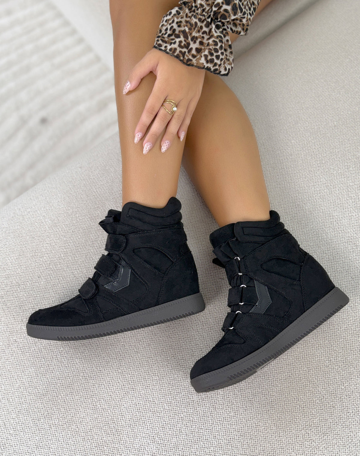 Baskets femme noires tendance en suédine à talon compensé et 3 scratchs