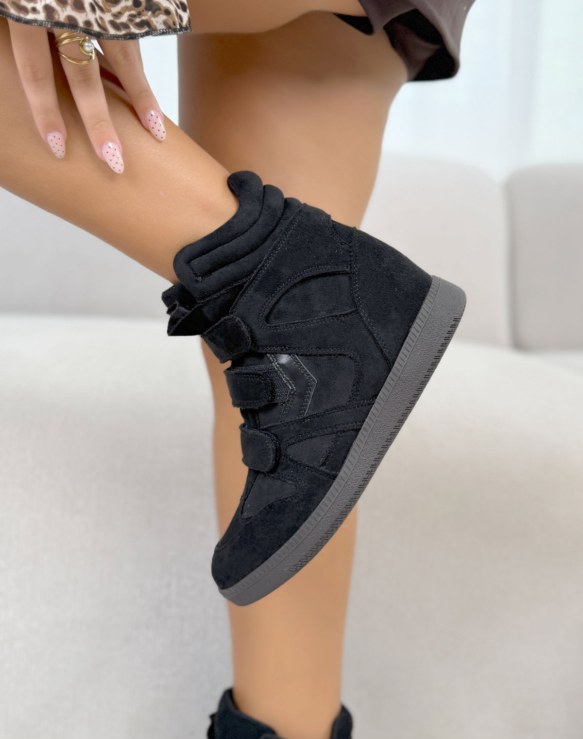 Baskets femme noires tendance en suédine à talon compensé et 3 scratchs