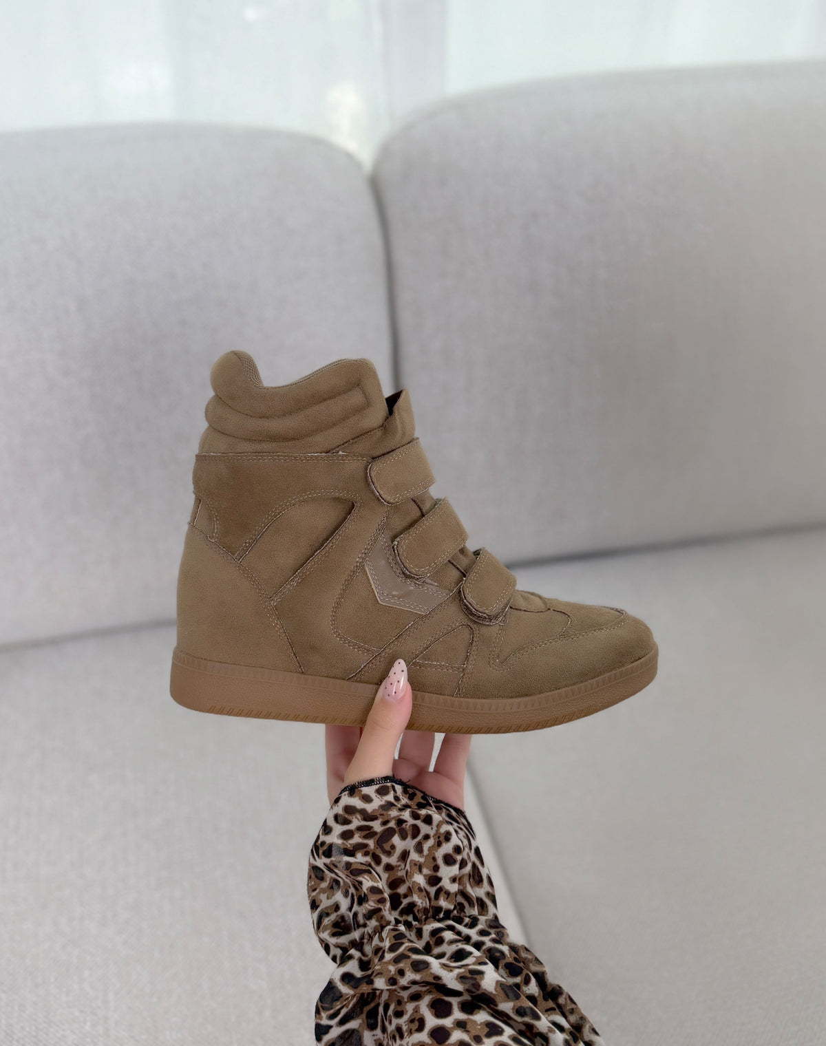 Baskets femme marron clair tendance en suédine à talon compensé et 3 scratchs