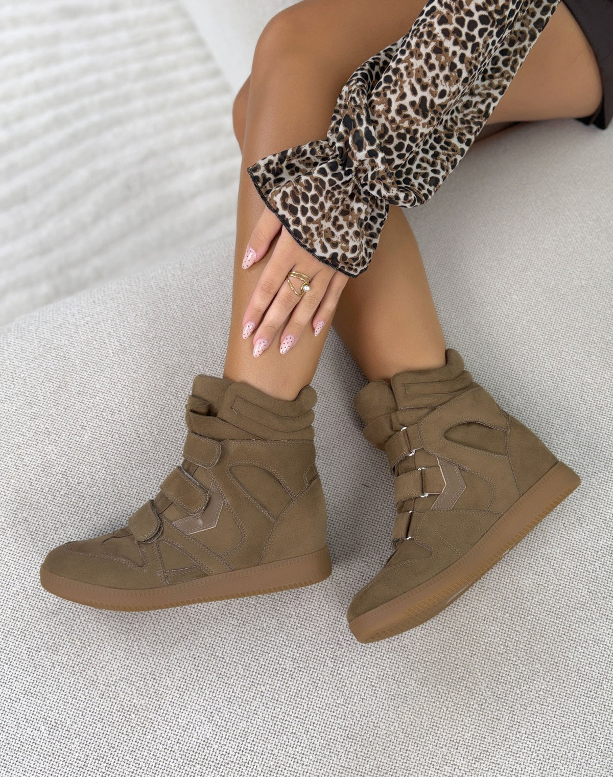 Baskets femme marron clair tendance en suédine à talon compensé et 3 scratchs