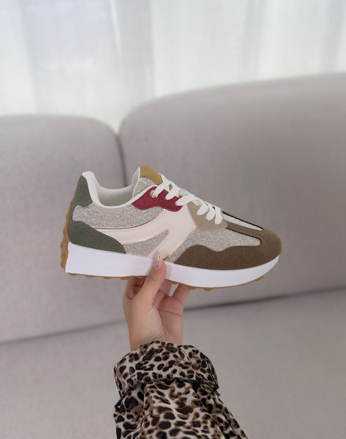 Baskets femme beige tendance multicolores à détails dorés et plateforme épaisse